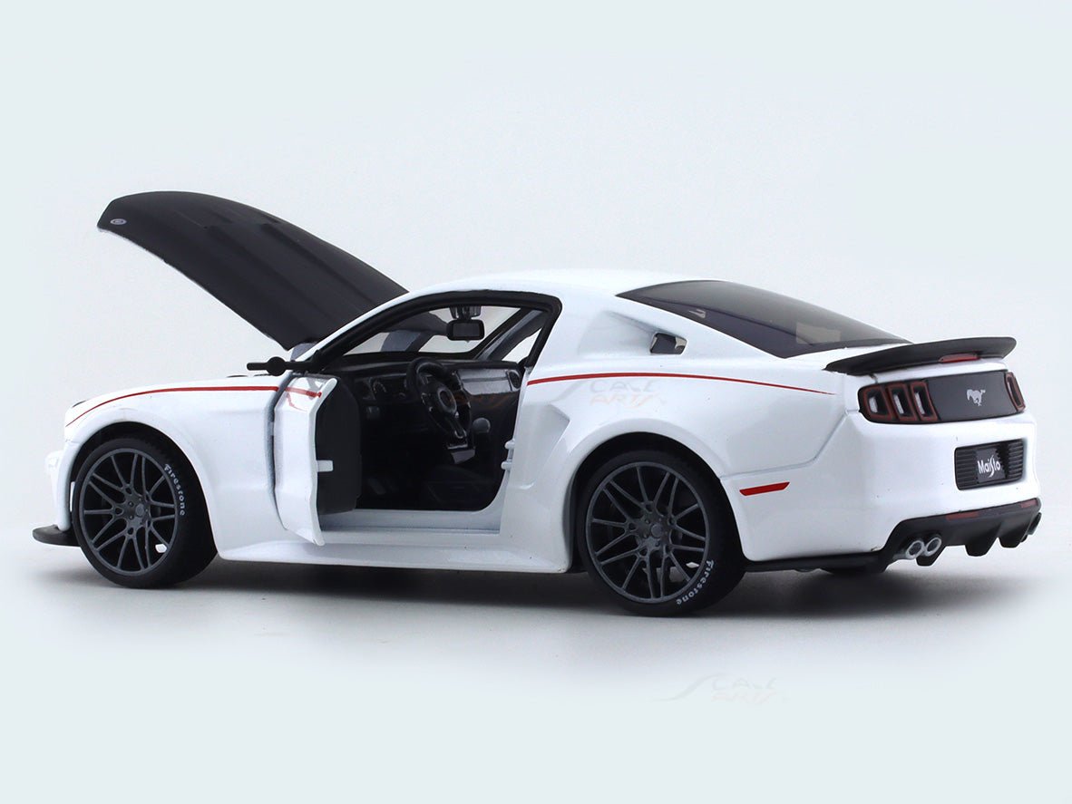 Ford Mustang Streetracer white 1:24 Maisto diecast alloy scale model car