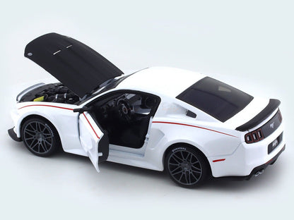 Ford Mustang Streetracer white 1:24 Maisto diecast alloy scale model car