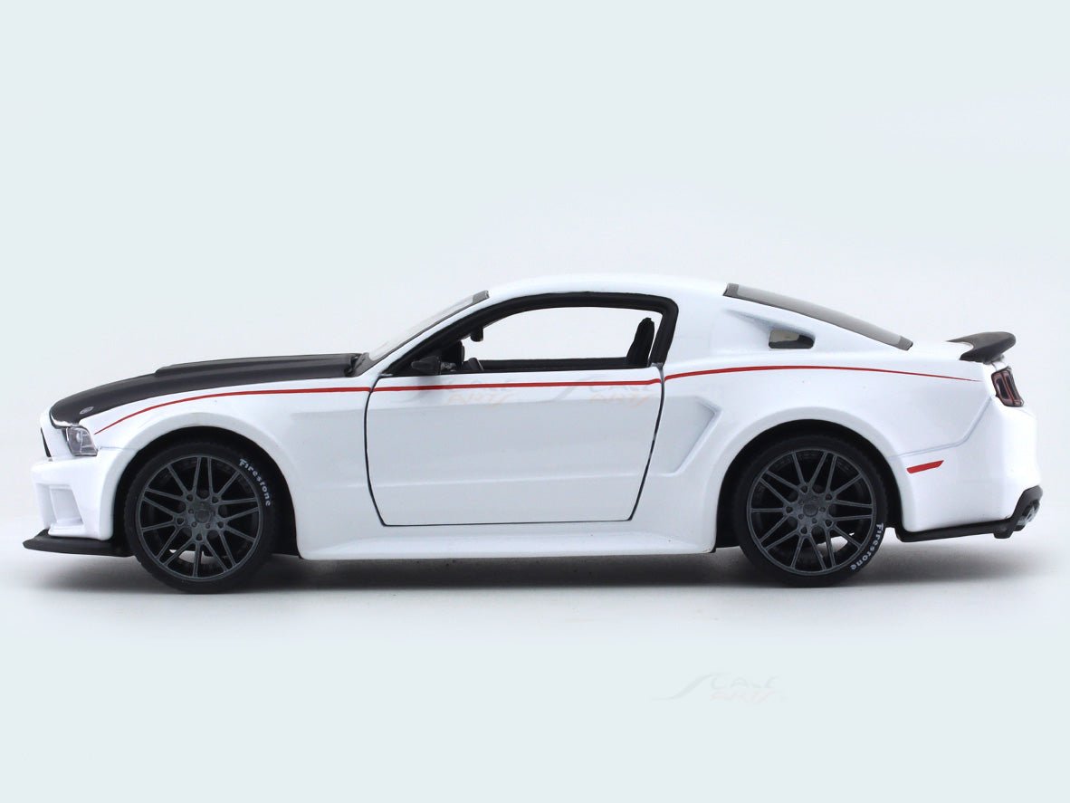 Ford Mustang Streetracer white 1:24 Maisto diecast alloy scale model car
