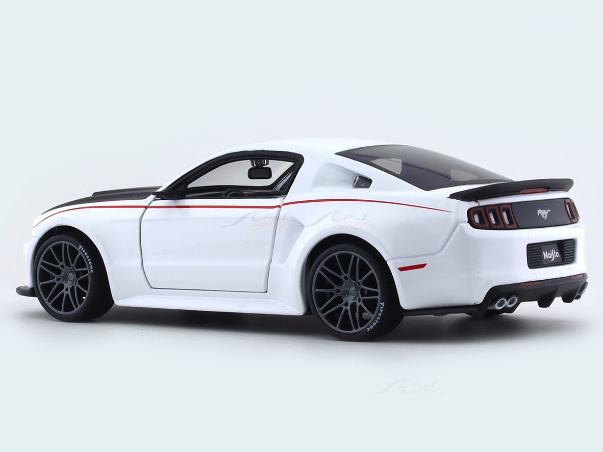 Ford Mustang Streetracer white 1:24 Maisto diecast alloy scale model car