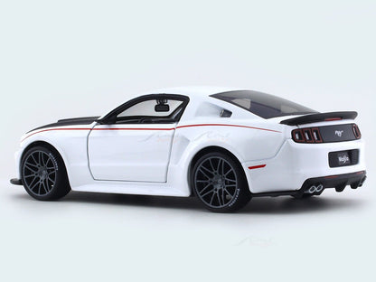 Ford Mustang Streetracer white 1:24 Maisto diecast alloy scale model car