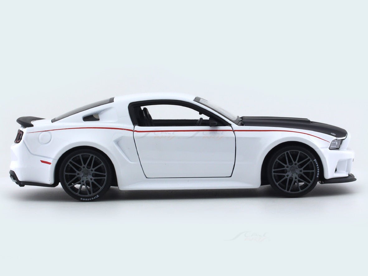 Ford Mustang Streetracer white 1:24 Maisto diecast alloy scale model car
