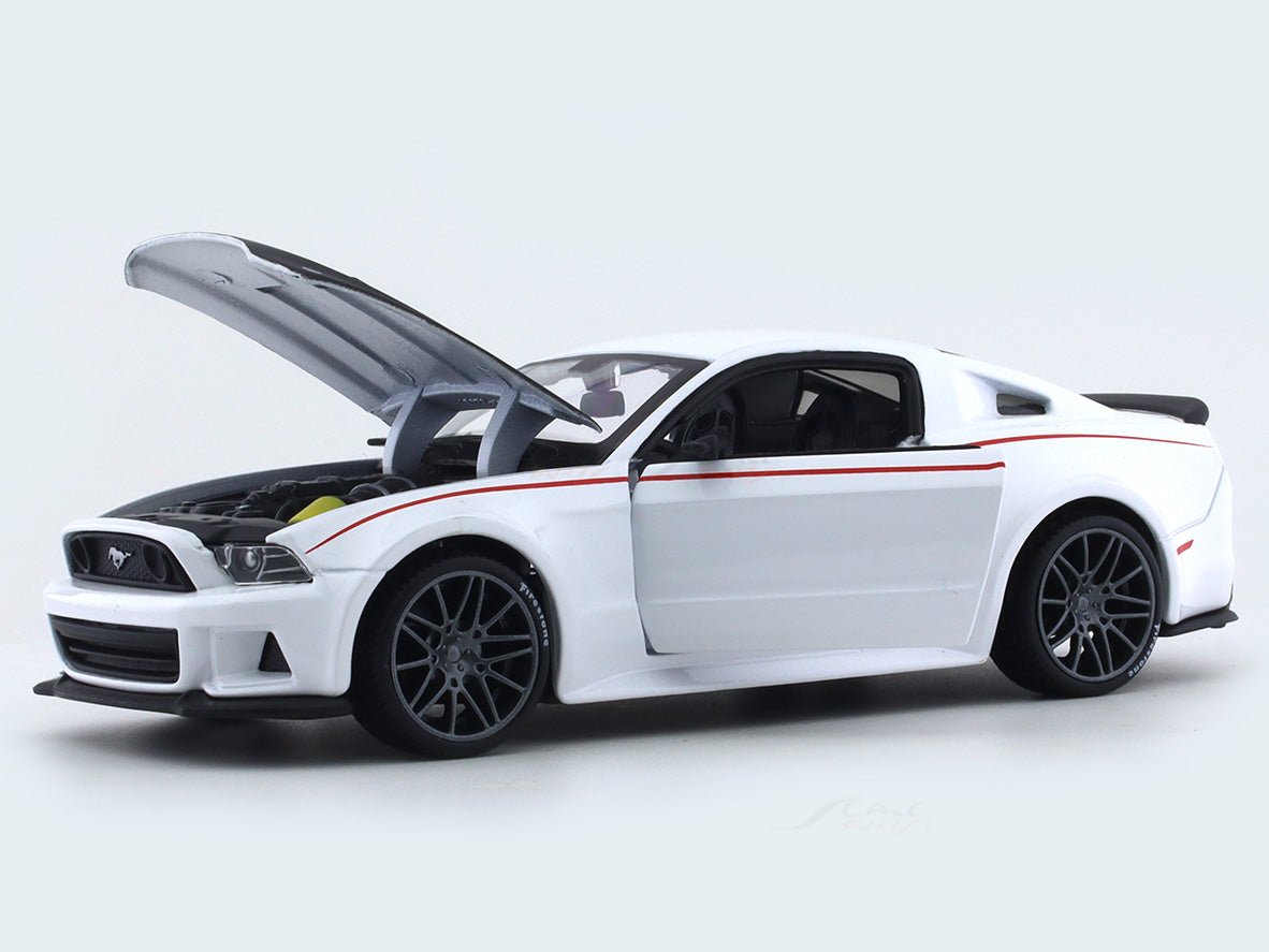 Ford Mustang Streetracer white 1:24 Maisto diecast alloy scale model car