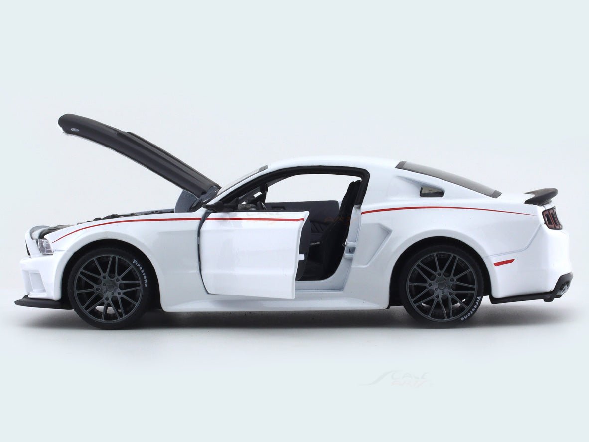 Ford Mustang Streetracer white 1:24 Maisto diecast alloy scale model car